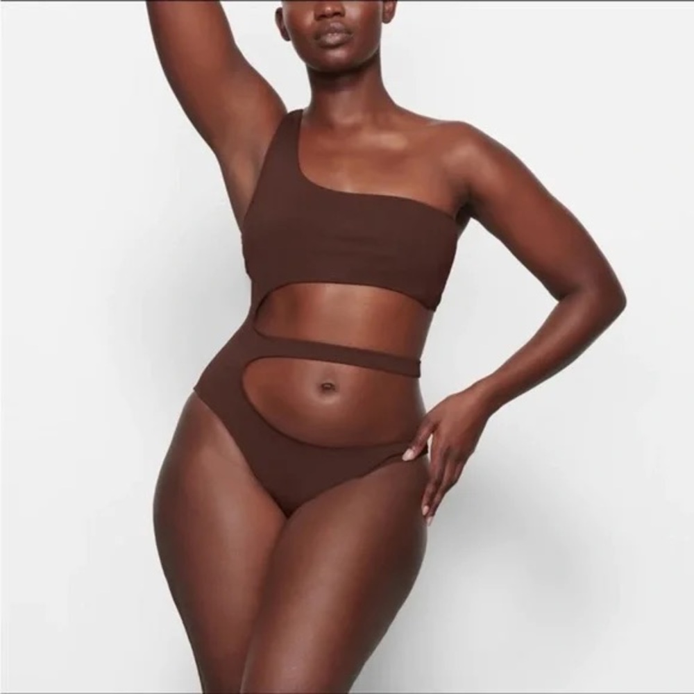 🤎SKIMS SWIM ONE SHOULDER CUT OUT MONOKINI SWIMSUIT COCOA M